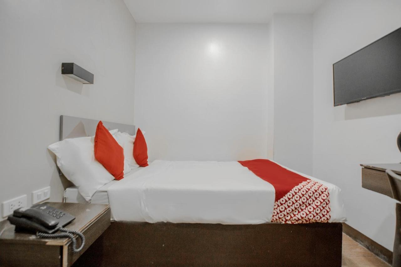 Oyo 637 Fox Hotel Cidade Quezon Exterior foto