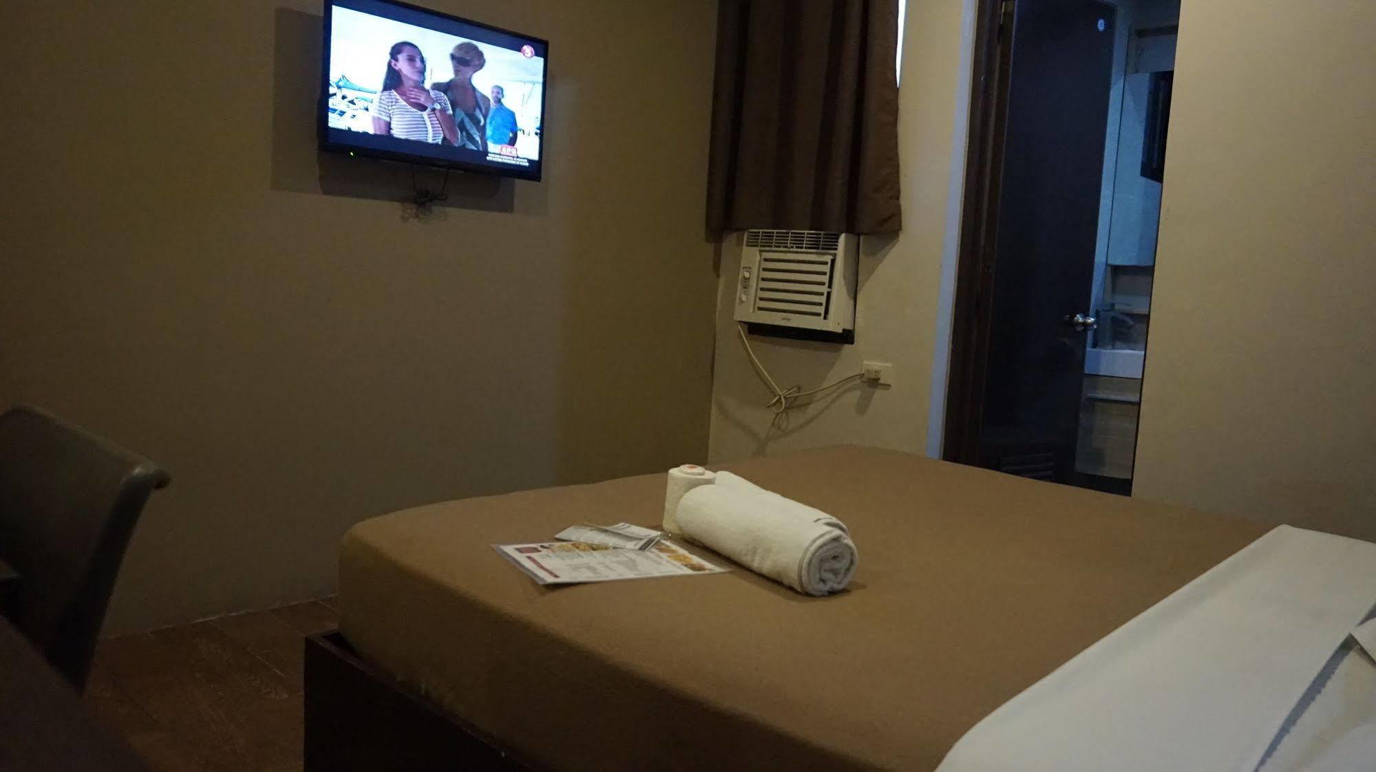 Oyo 637 Fox Hotel Cidade Quezon Exterior foto