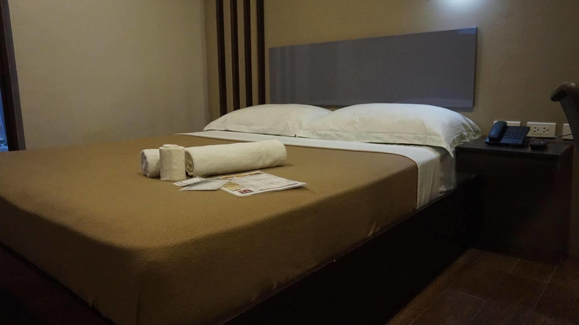 Oyo 637 Fox Hotel Cidade Quezon Exterior foto
