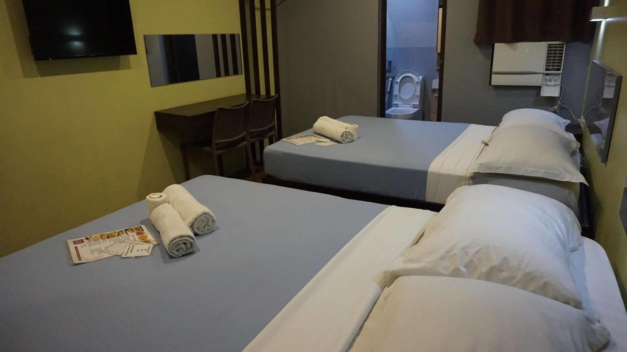Oyo 637 Fox Hotel Cidade Quezon Exterior foto